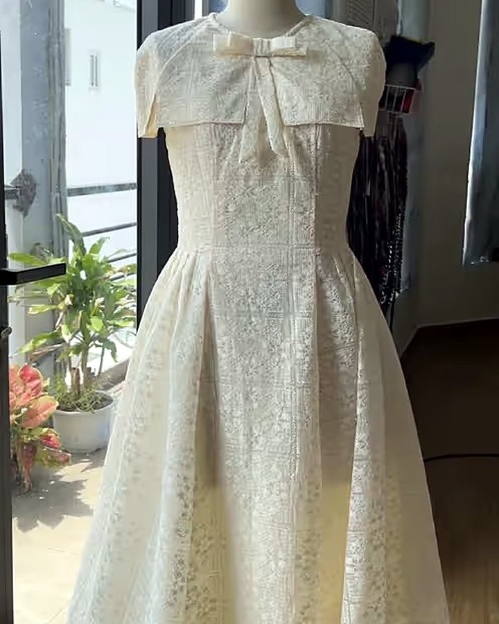 Váy kem cổ nơ thanh lịch