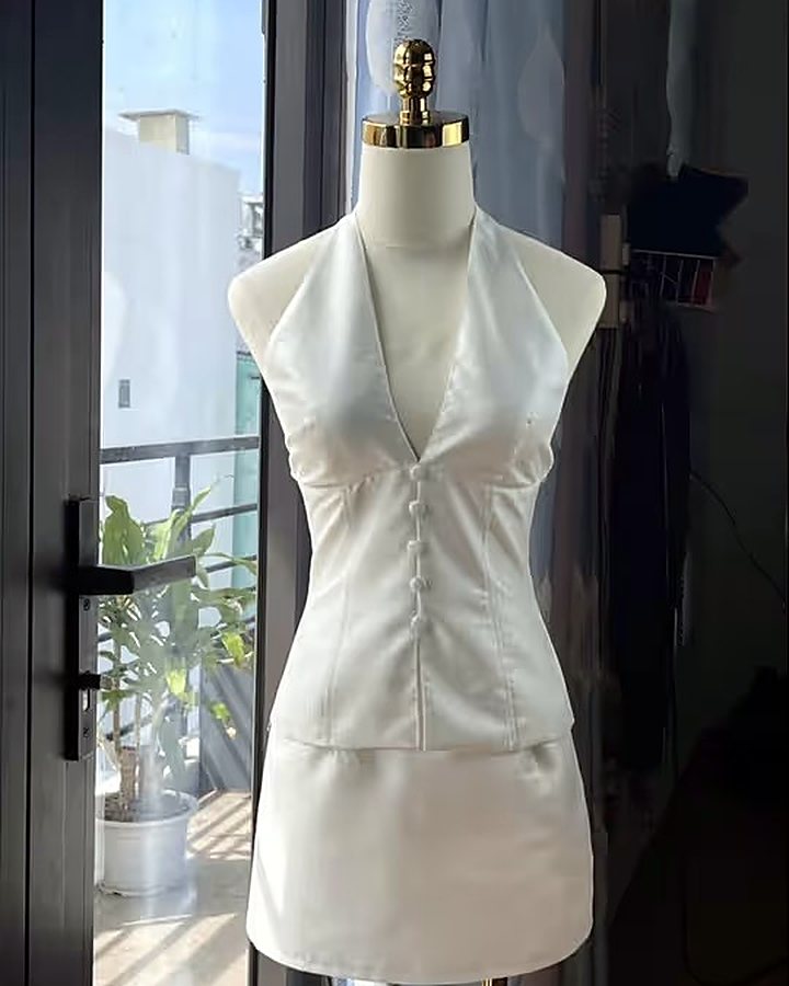 Set áo yếm cổ V nút bọc, chân váy chữ A